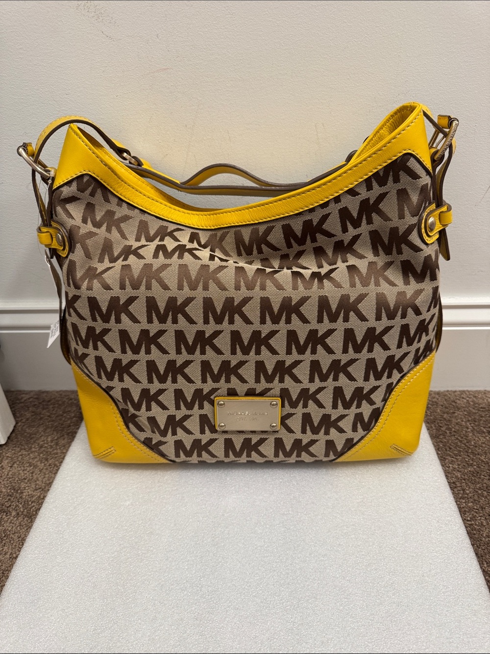 Michael Michael Kors millbrook large jacquard shoulder bag with yellow trim NWT - Picture 2 of 10